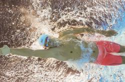 AYX体育赛事-东决关键战焦点战，黄蜂防守锁死雄鹿，铸就历史性胜利