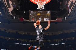 爱游戏娱乐-跨界制霸，锡安F1首秀如老鹰掠食，火力全开压制森林狼式困局