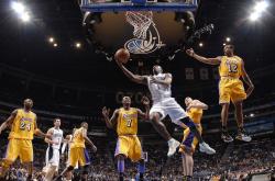 爱游戏官方入口-字母哥攻防转换核心，活塞防守锁死灰熊，现代篮球的战术博弈