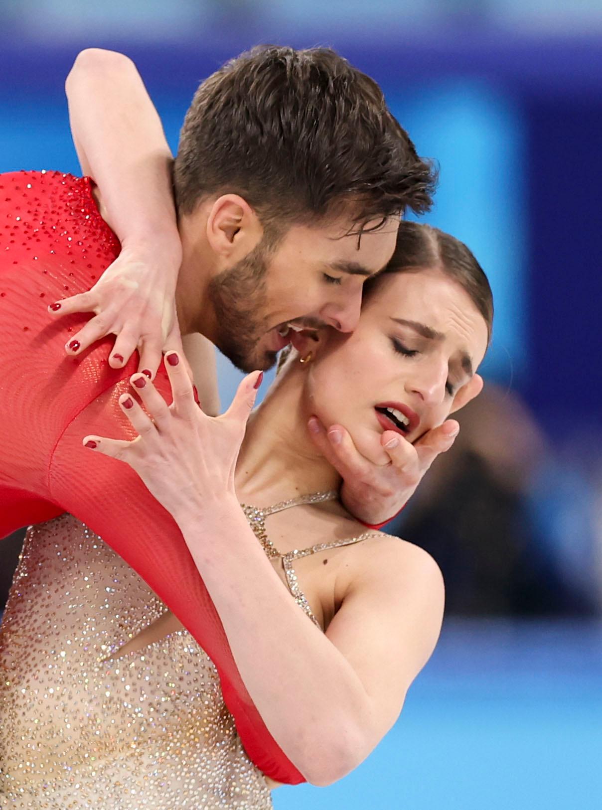 法国选手在花样滑冰比赛中夺冠 法国选手在花样滑冰比赛中夺冠