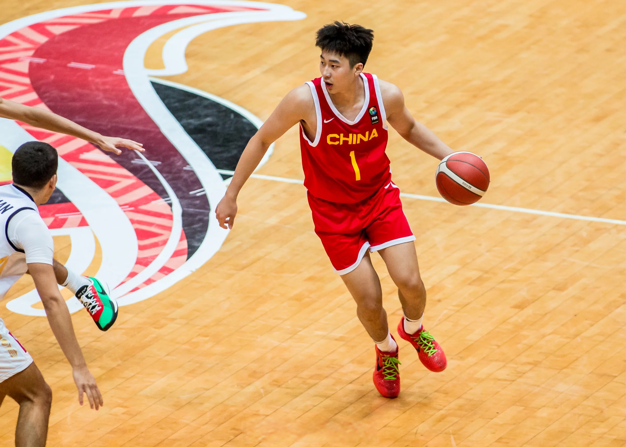 激烈角逐掀起追逐热潮,球员奋勇争先的简单介绍 激烈角逐掀起追逐热潮,球员奋勇争先的简单介绍