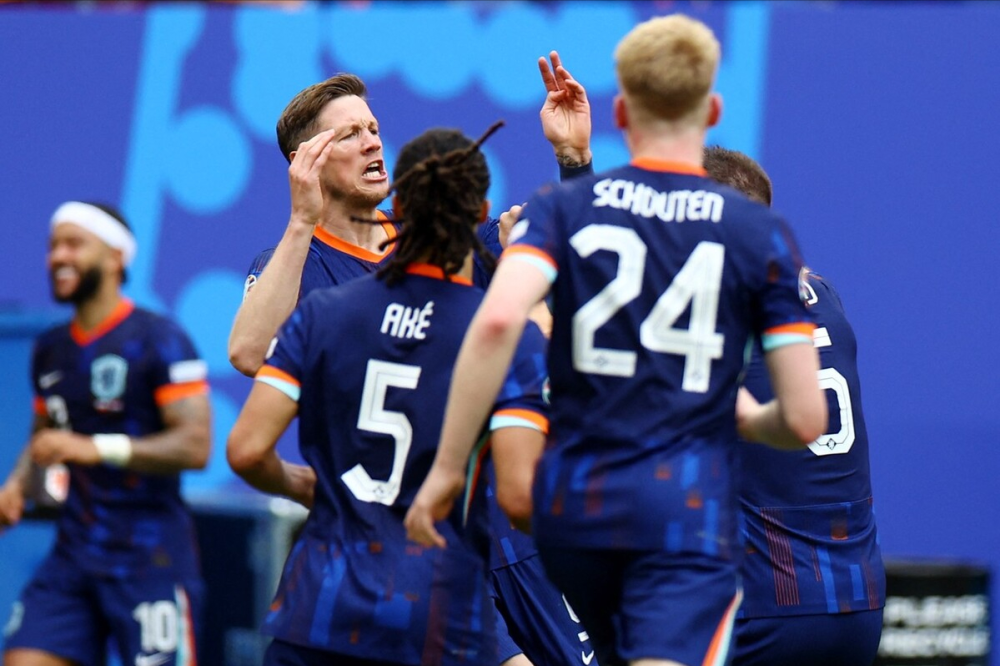 荷兰选手连续攻破对手球门,助球队夺得胜利 荷兰选手连续攻破对手球门,助球队夺得胜利