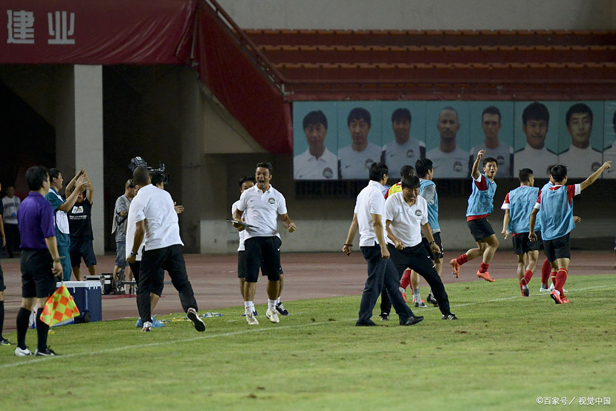 激烈的足球比赛展现出球员团队合作力 激烈的足球比赛展现出球员团队合作力