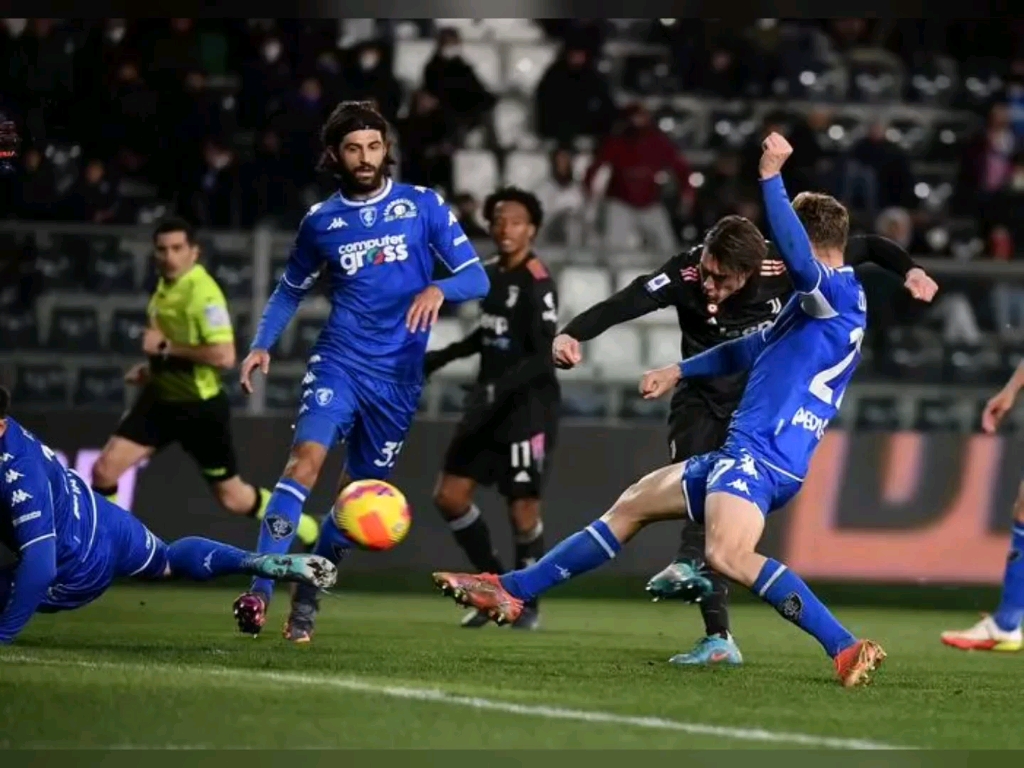 激烈的足球比赛展现出球员团队合作力 激烈的足球比赛展现出球员团队合作力