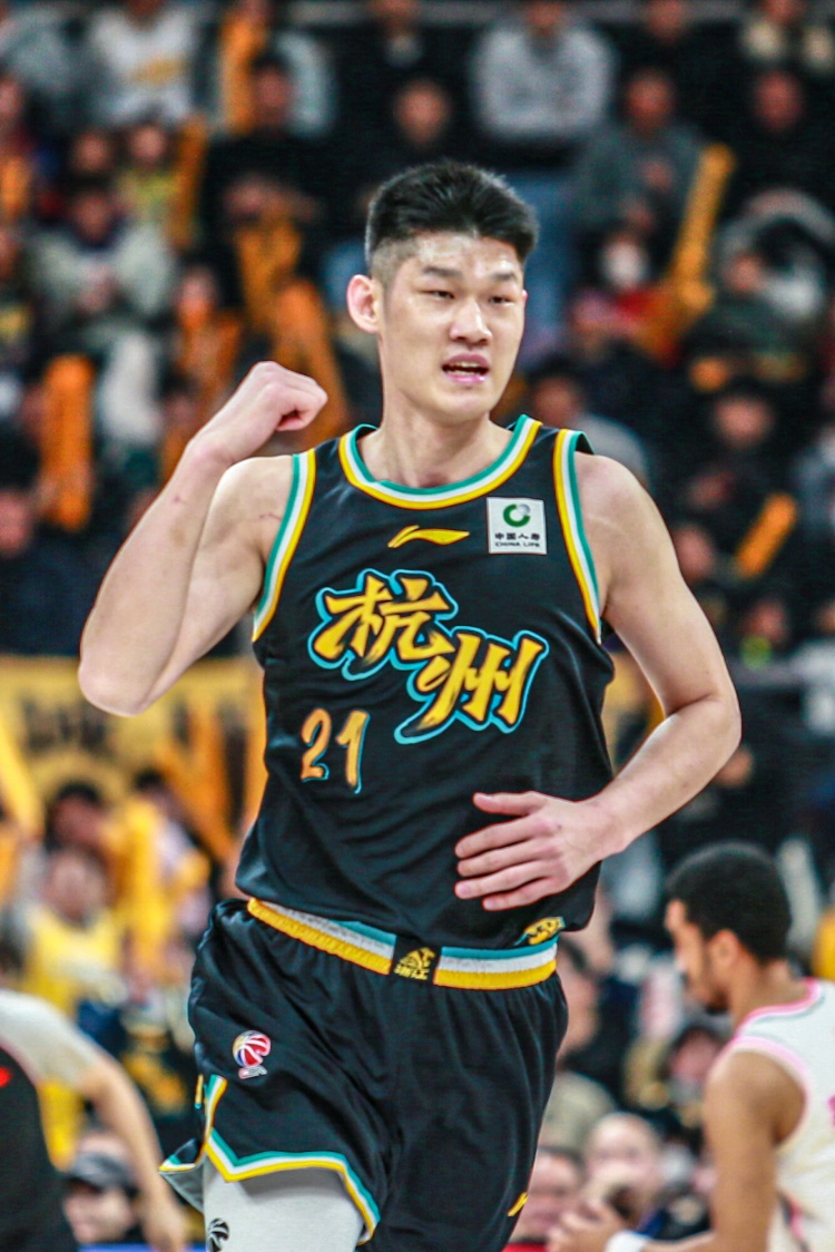 山东队轻取勇士，胡金秋惊艳四座