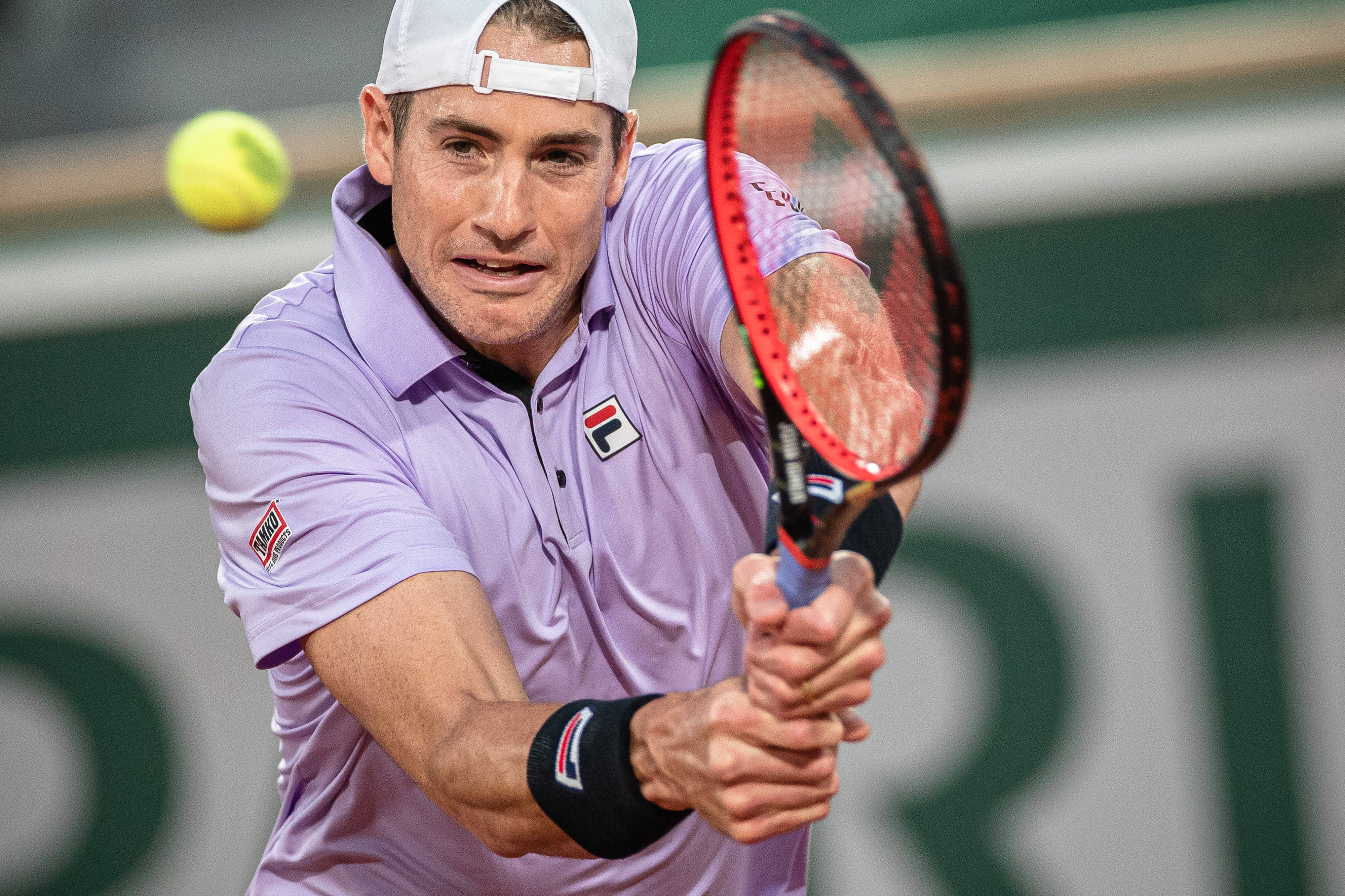 法国网球队强势英国网球队，西西帕斯完成帽子戏法