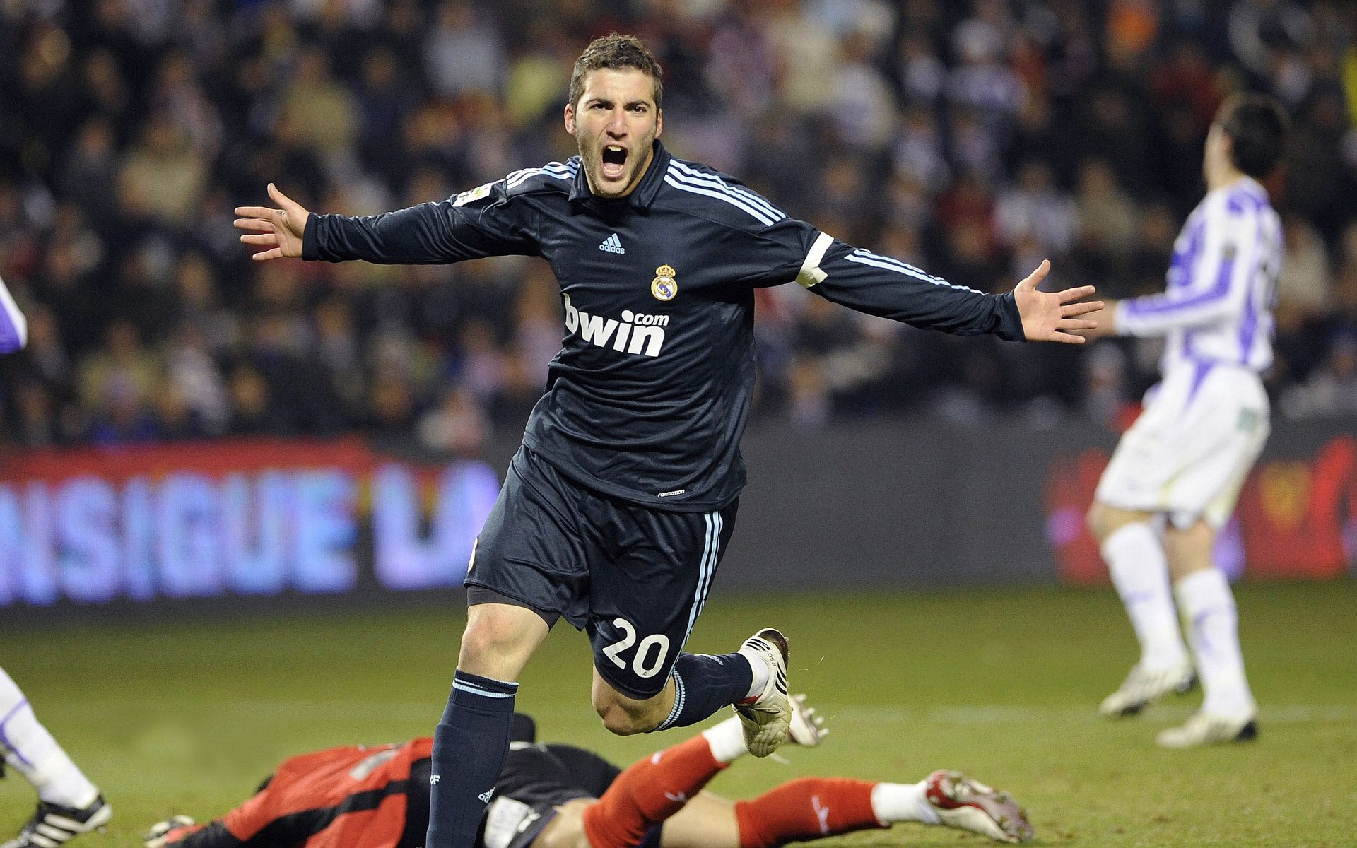 跨界高光，当许昕的球拍横扫绿茵场—论竞技精神的唯一性共鸣